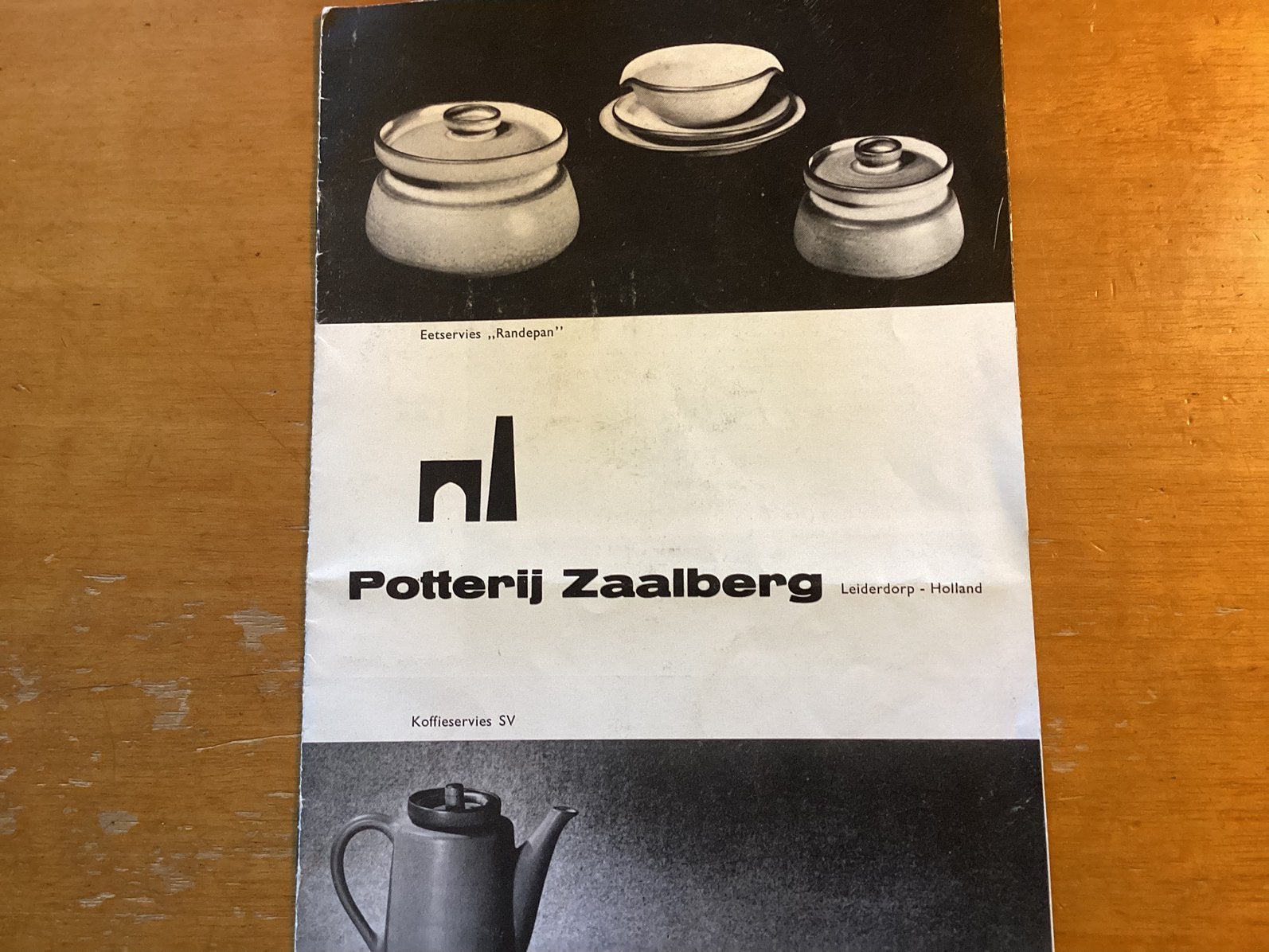 Zaalbergservies 1960/1970, bruin met licht grijze binnenkant, Antiek en Kunst, Ophalen of Verzenden