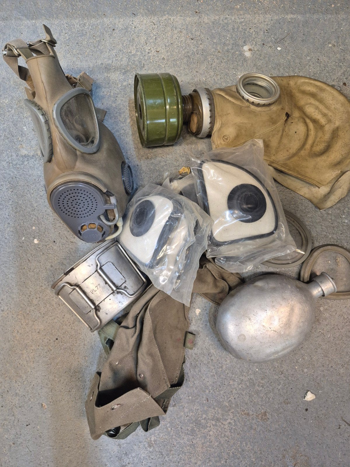 Oude militaire gasmaskers en veldfles, Verzamelen, Militaria | Algemeen, Ophalen of Verzenden, Overige soorten, Overige gebieden
