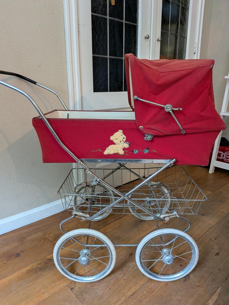 Vintage kinderwagen poppenwagen
Vintage rode poppenwagen, Antiek en Kunst, Ophalen