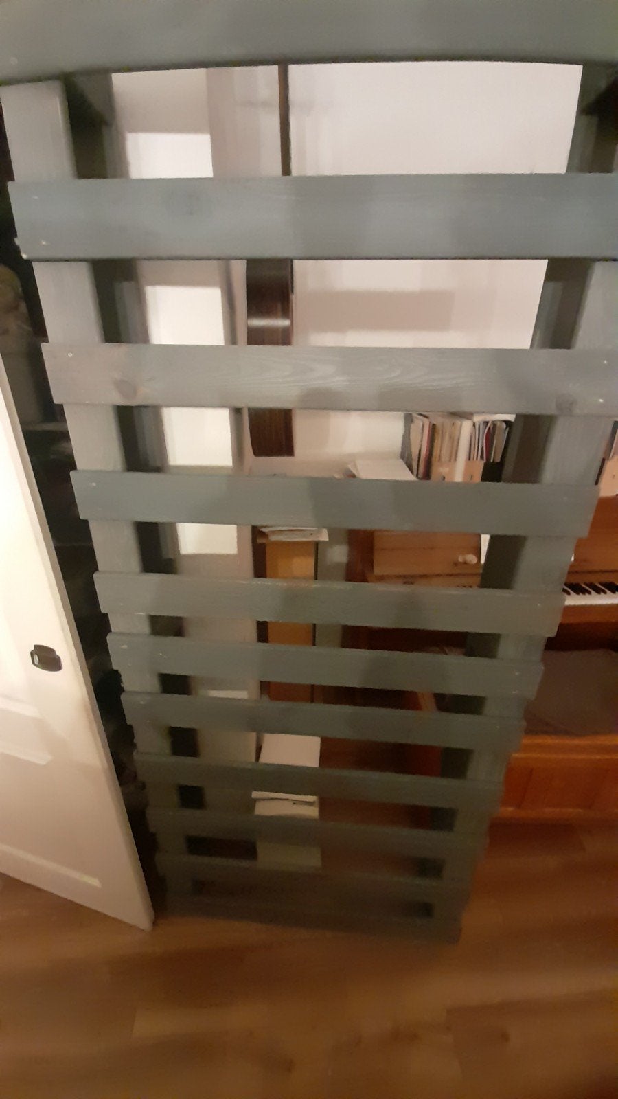 bijna gratis eenpersoons bed van pallet gemaakt, 90 cm, Eenpersoons, Ophalen of Verzenden, Zo goed als nieuw