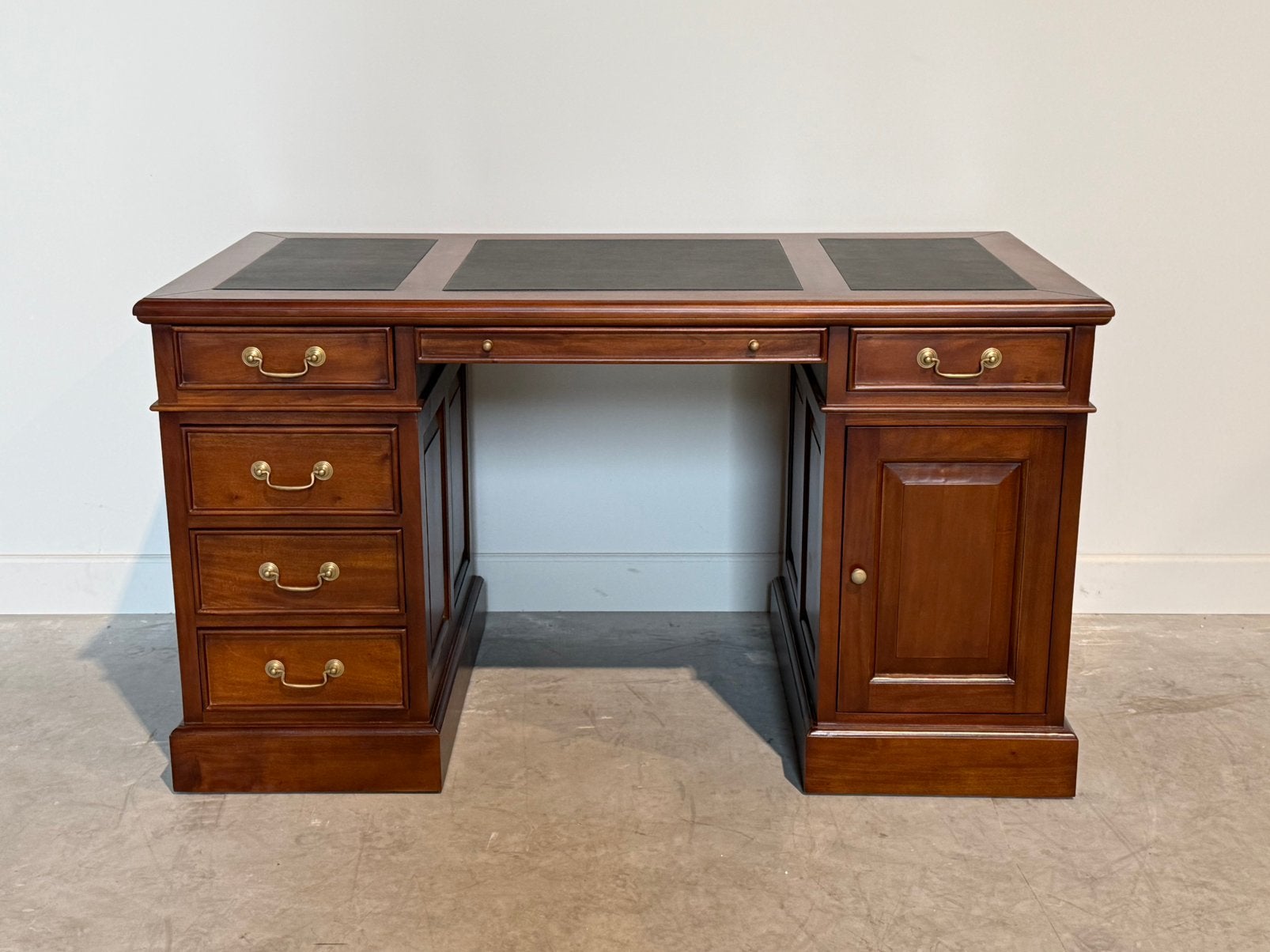 Klassiek Emgels bureau #706, Huis en Inrichting, Overige typen, Hout, Bruin, Ophalen of Verzenden