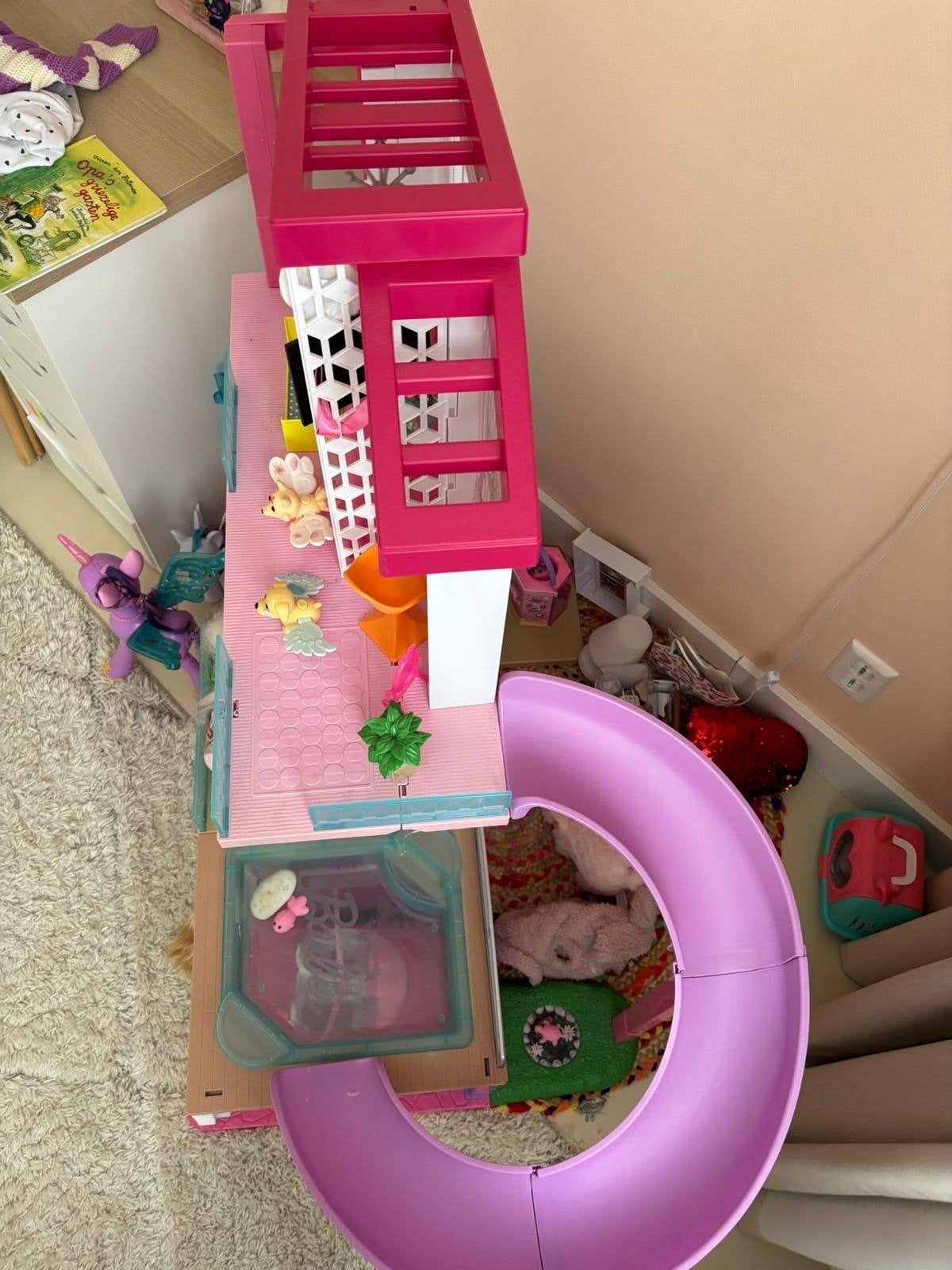 Barbie Droomhuis met accessoires en auto, Ophalen, Zo goed als nieuw, Poppenhuis