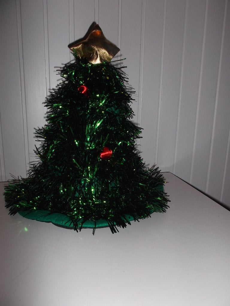 Groene en rode Kerstmuts met slingers en ster op top, Diversen, Ophalen of Verzenden, Zo goed als nieuw