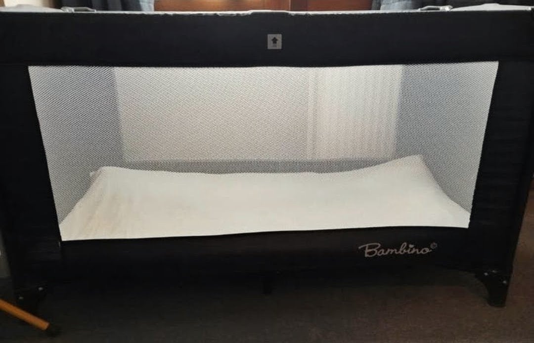 Camping bedje bambino met opvouwbare matras. 2x gebruikt, Caravans en Kamperen, Ophalen of Verzenden, Zo goed als nieuw, Campingkast