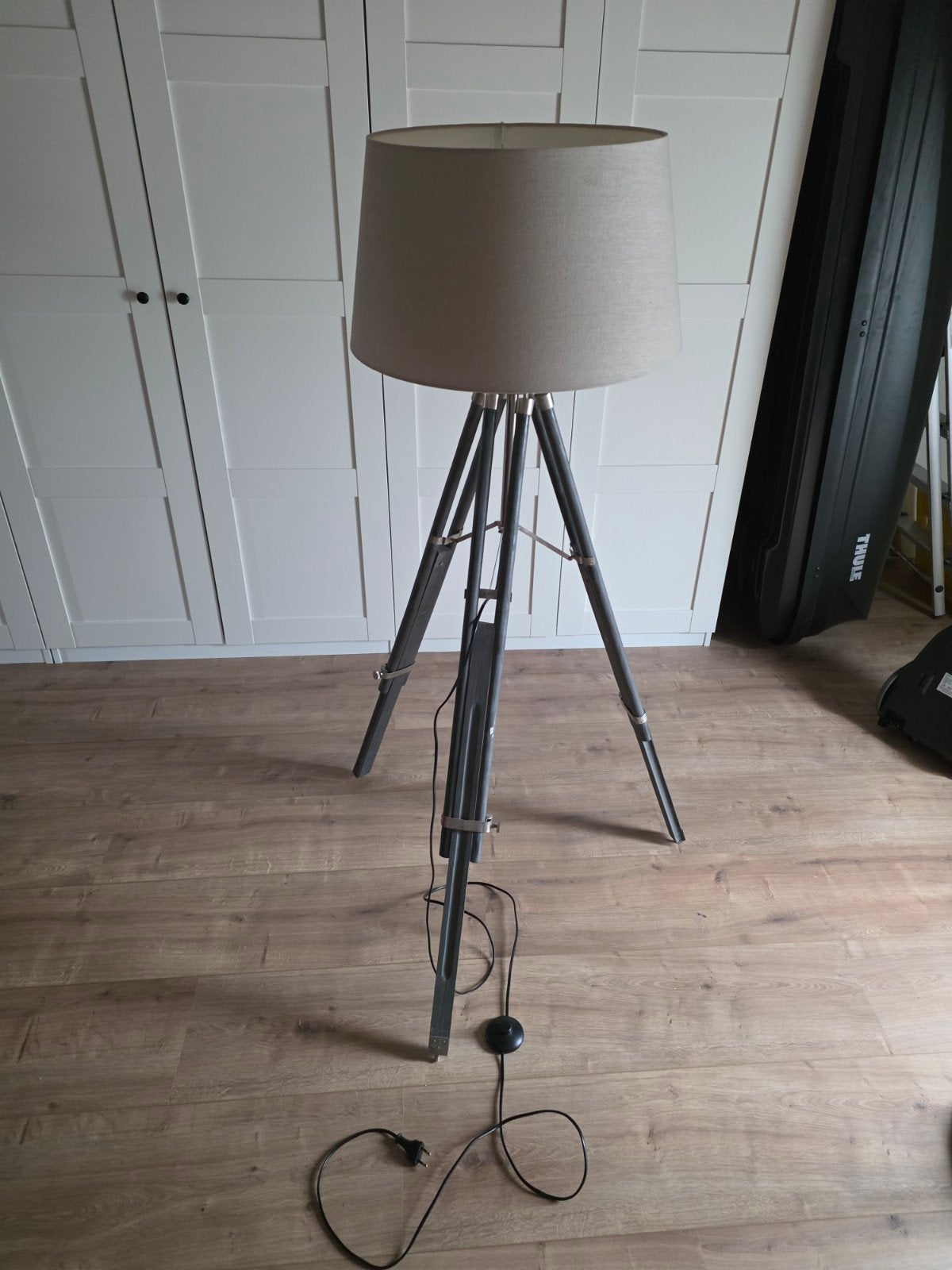 Stijlvolle vloerlamp op statief met stoffen kap, Huis en Inrichting, Lampen | Vloerlampen, Ophalen, Zo goed als nieuw, E27 (groot)