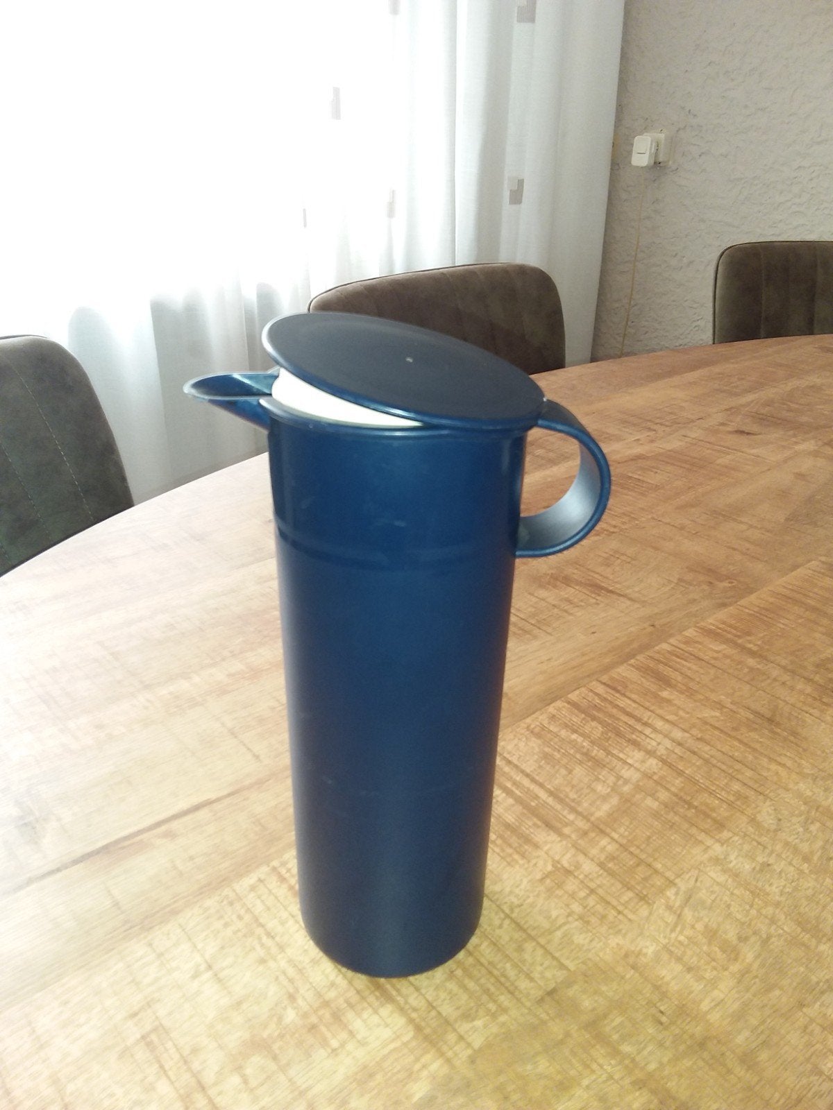 Tupperware schenkkan donkerblauw met wit deksel, Gebruikt, Blauw, Beker of Kan, Ophalen of Verzenden