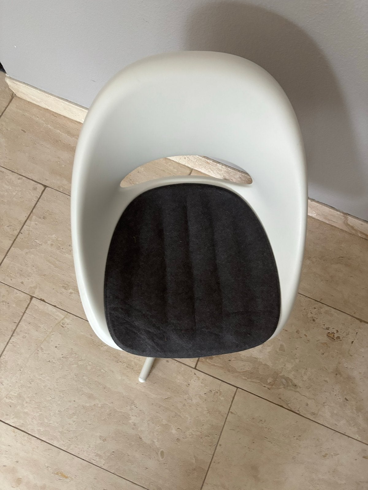 LOBERGET / MALSKÄR draaistoel van IKEA met grijs zitkussen, Ophalen, Kunststof, Wit, Zo goed als nieuw