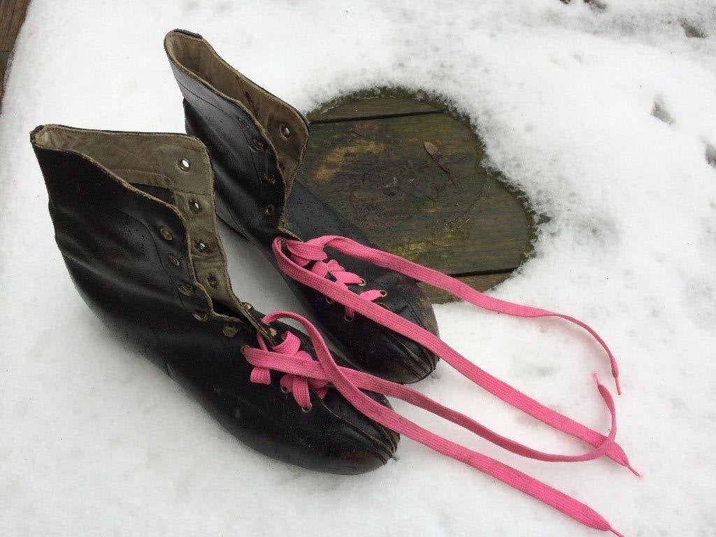 Zwarte eighties kunstschaatsen schaatsen roze veters 41 / 42, Overige merken, Gebruikt, Ophalen of Verzenden, Kunstschaatsen