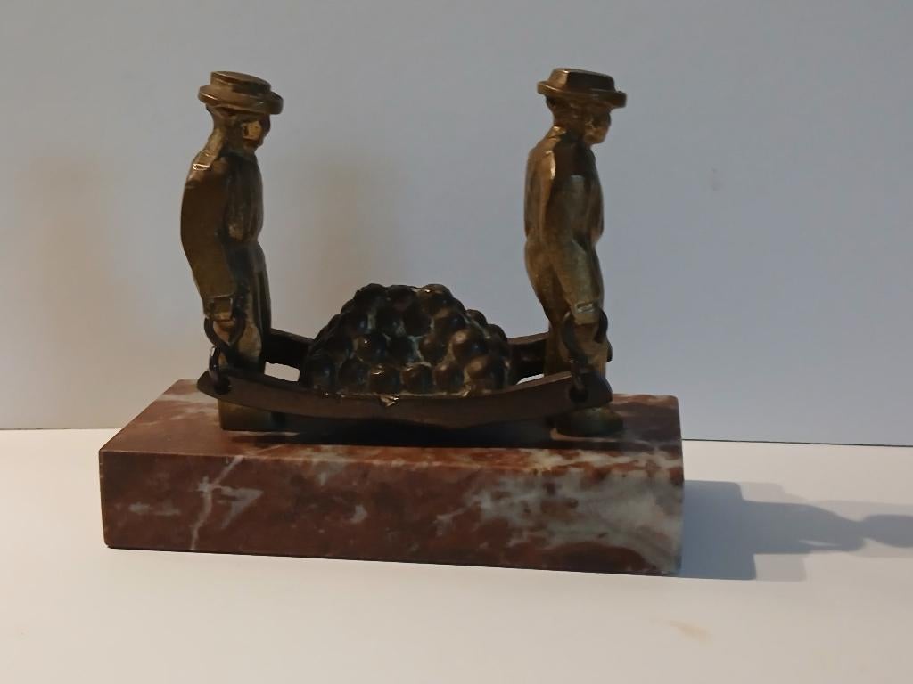 Koperen Beeldje op marmeren voet "Kaasdragers"., Antiek en Kunst, Ophalen of Verzenden