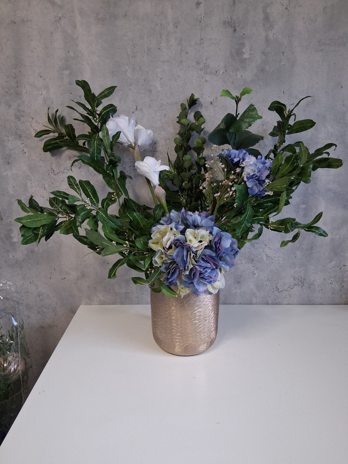 kunstbloemstuk met blauwe hortensia's en witte lelie, Ophalen, Binnen, Met pot of vaas, Nieuw
