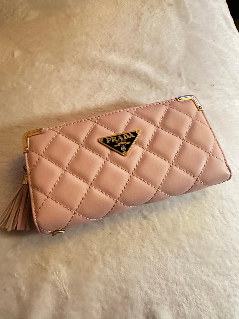 Stijlvolle Roze Portemonnee met Prada, Ophalen of Verzenden, Zo goed als nieuw, Roze, Overige merken