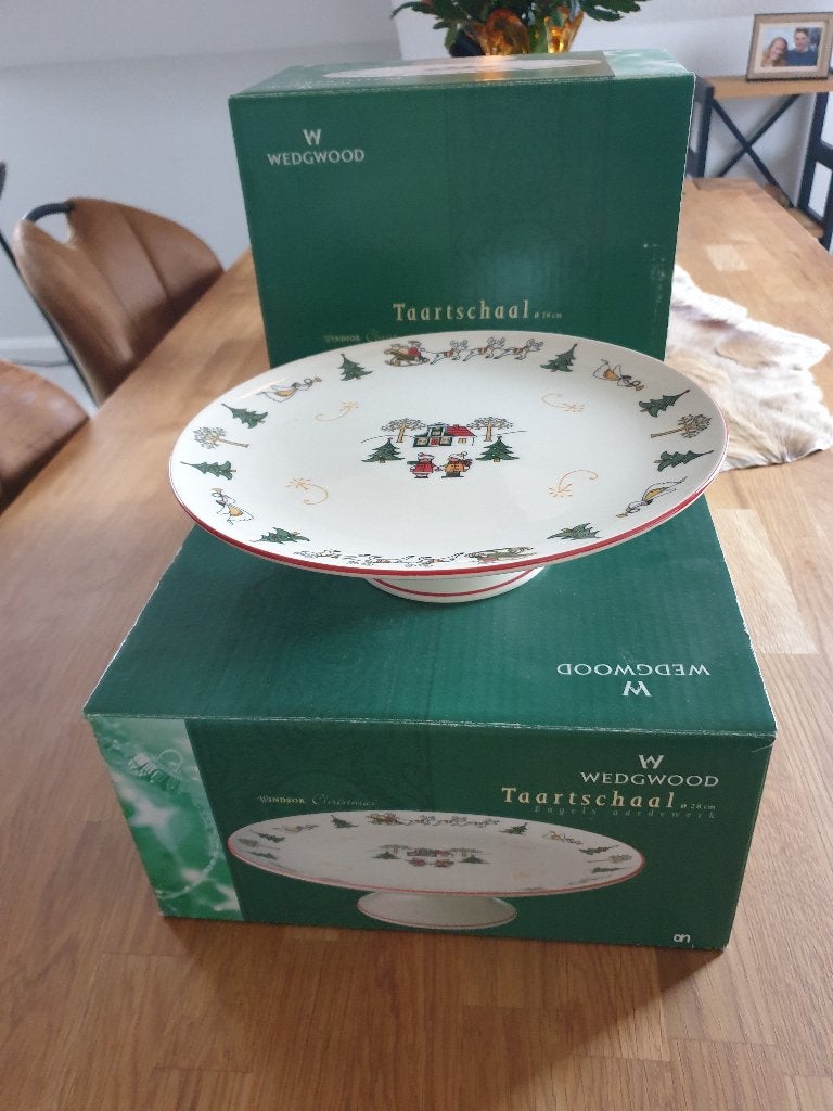 Windsor christmas taartschaal op voet kerst kerstservies AH, Ophalen of Verzenden, Schaal of Schalen, Zo goed als nieuw, Wedgwood