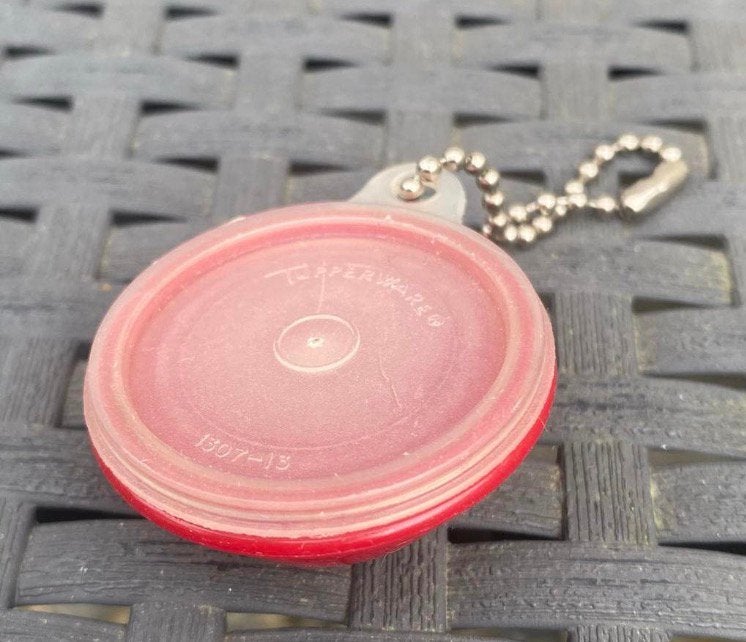 Sleutelhanger met klein rood Tupperware bakje / pillendoosje, Ophalen of Verzenden, Gebruikt, Rood, Bak of Kom