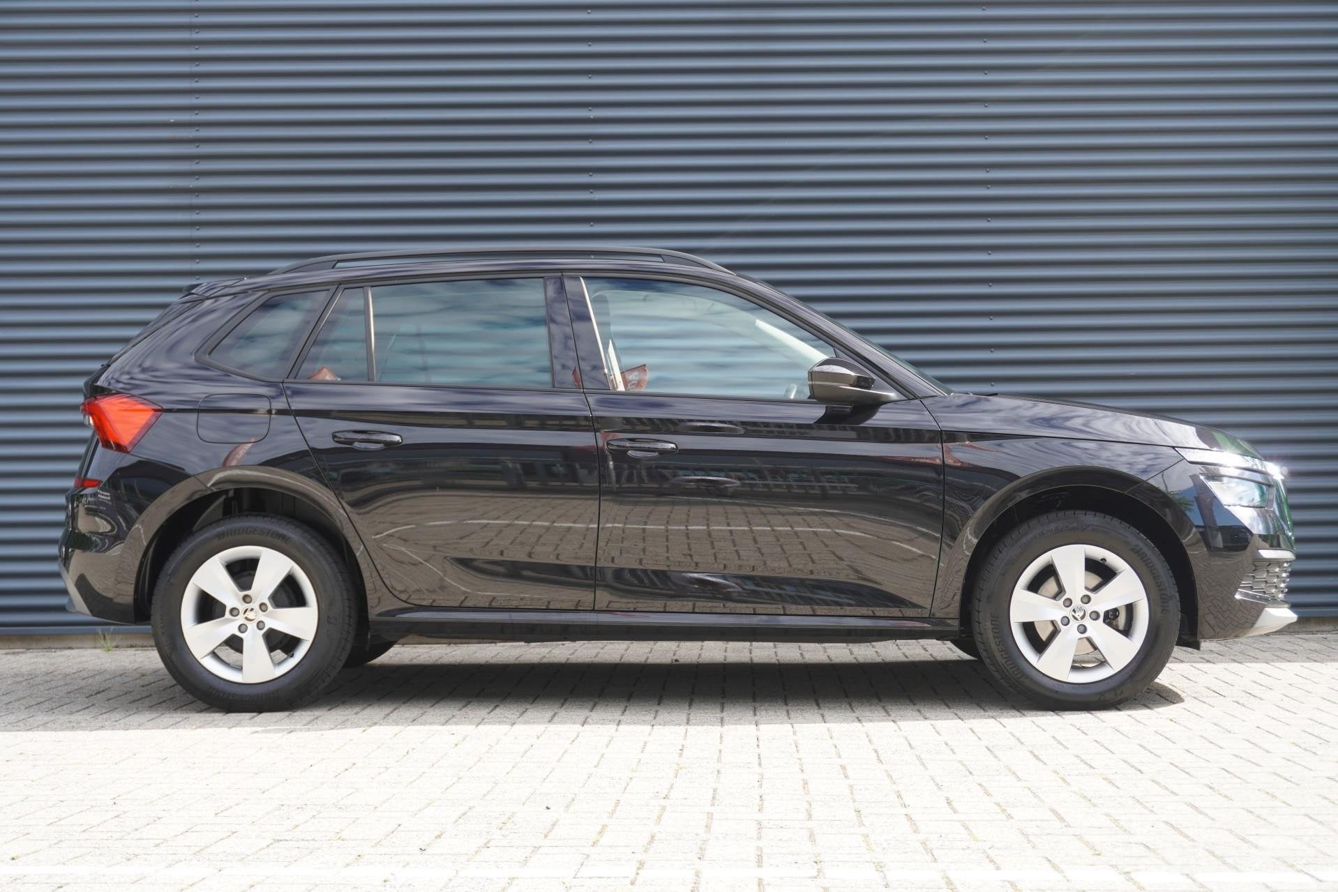 Skoda Kamiq 1.0 TSI 110pk Ambition | Trekhaak | SmartLink |, Auto's, 12 maanden, Stof, Gebruikt, 620 kg