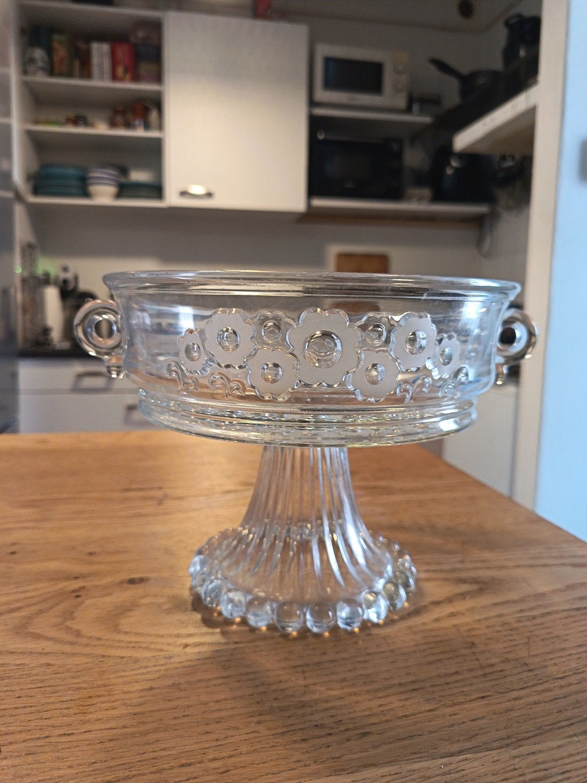 Glazen schaal op voet met bloemmotief, Ophalen of Verzenden