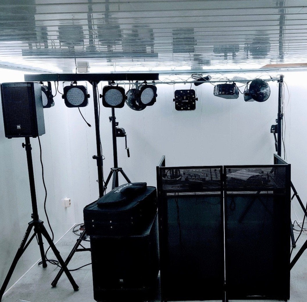 Dj booth tafel inclusief lampen en boxen, Ophalen, Gebruikt, Overige typen, Kleur