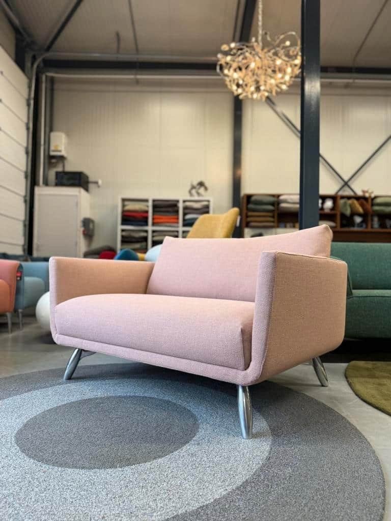 Nieuw Design on Stock byen Loveseat roze stof Design stoel, Huis en Inrichting, Gompenstraat 15, Ophalen of Verzenden, Stof, Design on Stock