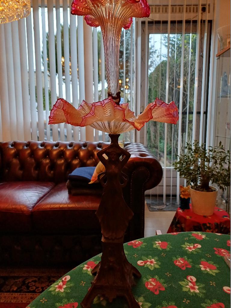 Art nouveau/jugendstil tafelstuk. Dame met een cranberry, Ophalen