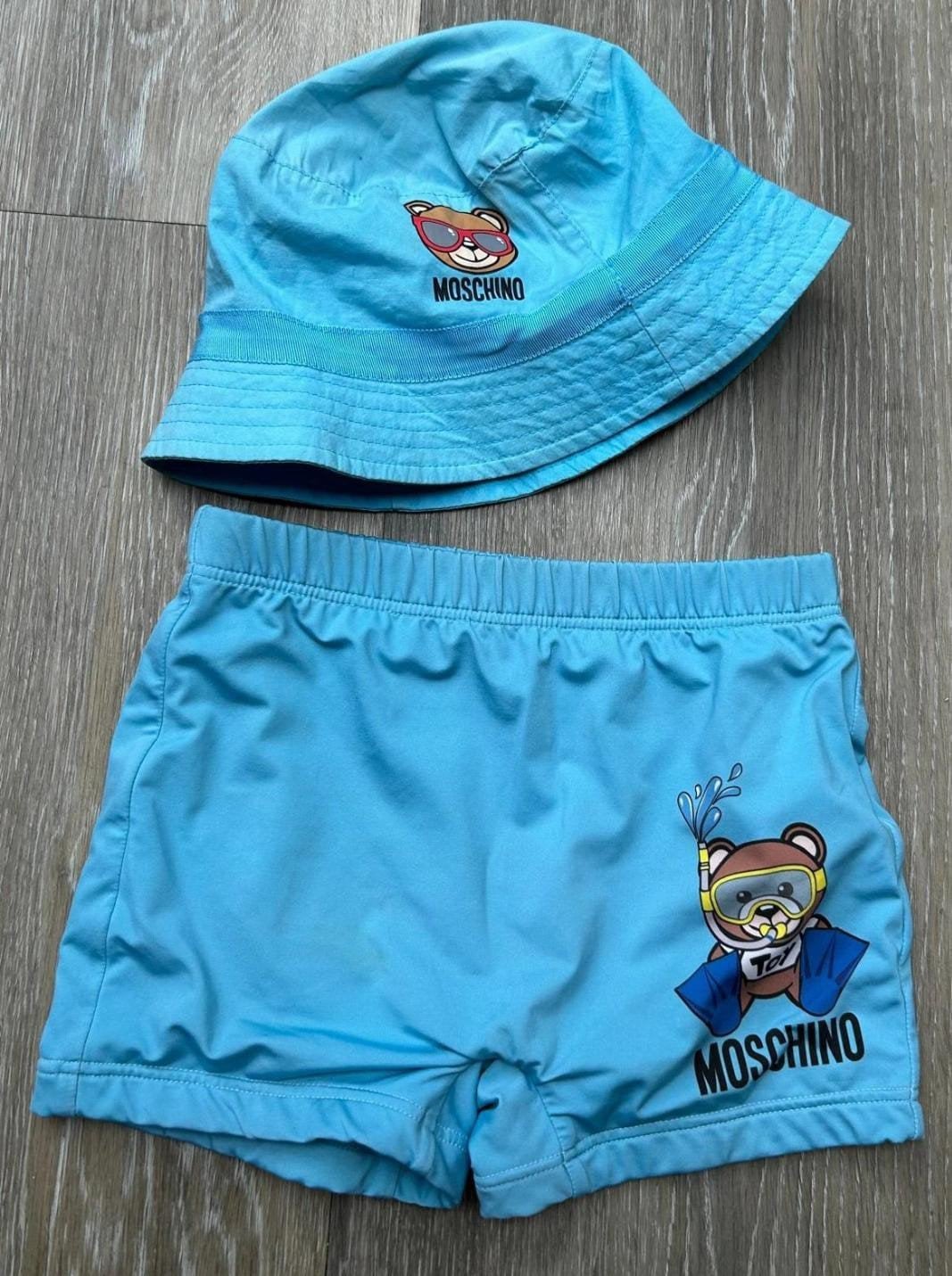 zwembroek en hoedje moschino, Kinderen en Baby's, Kinderkleding | Maat 98, Ophalen, Zo goed als nieuw, Jongen, Sport- of Zwemkleding