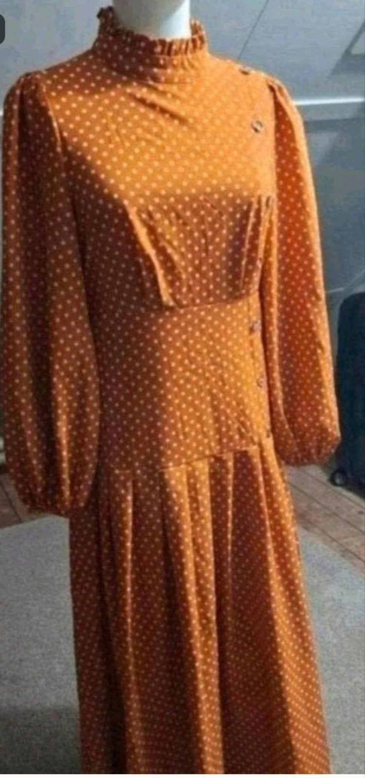 Vintage roestbruine jurk met witte stipjes en ruches, Oranje, Ophalen of Verzenden, Zo goed als nieuw, Maat 36 (S)
