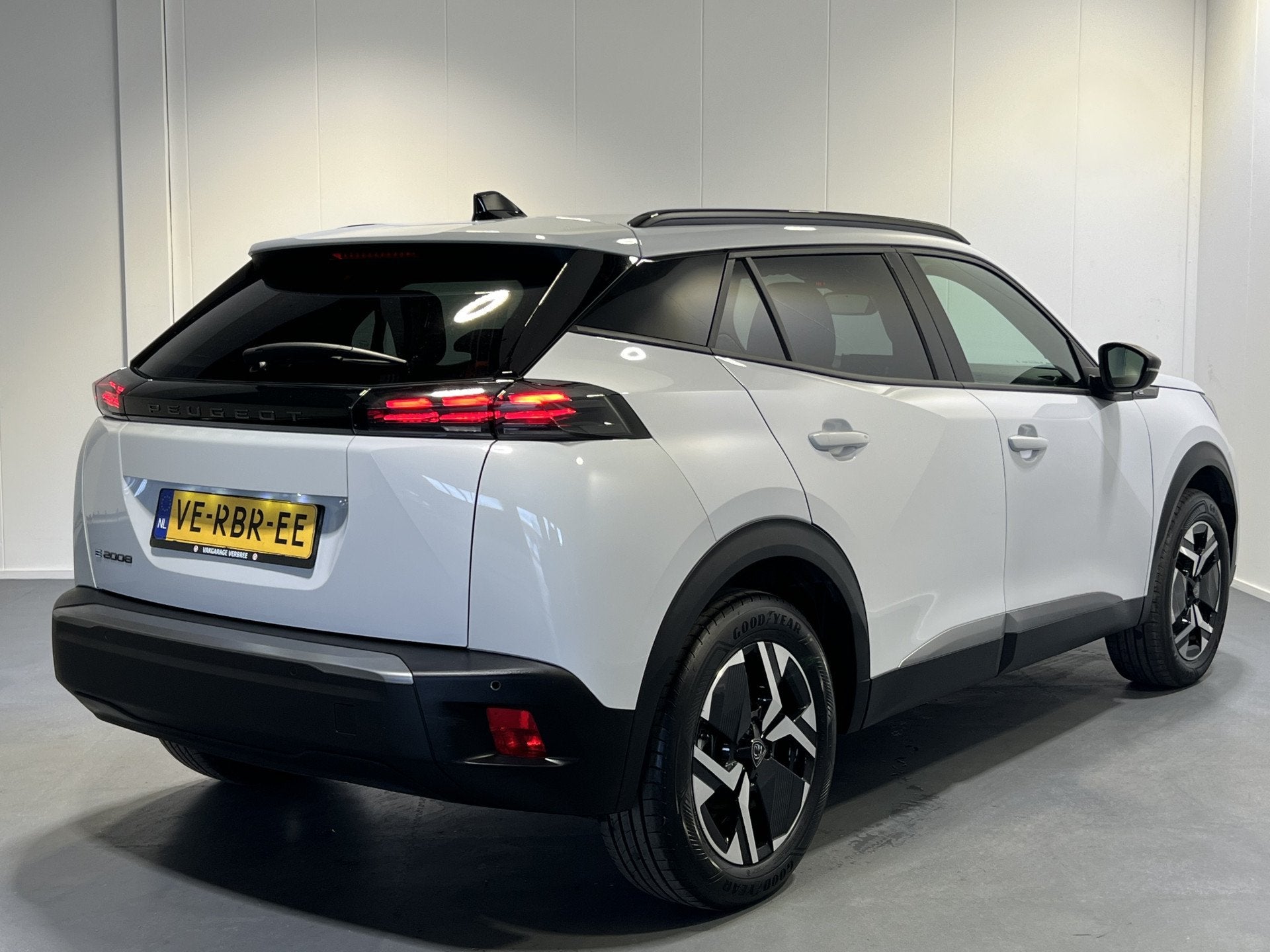 Peugeot e-2008 EV Allure Avantage 54 kWh | SoH 97% | Achteru, Auto's, 12 maanden, Gebruikt, Zwart, Wit