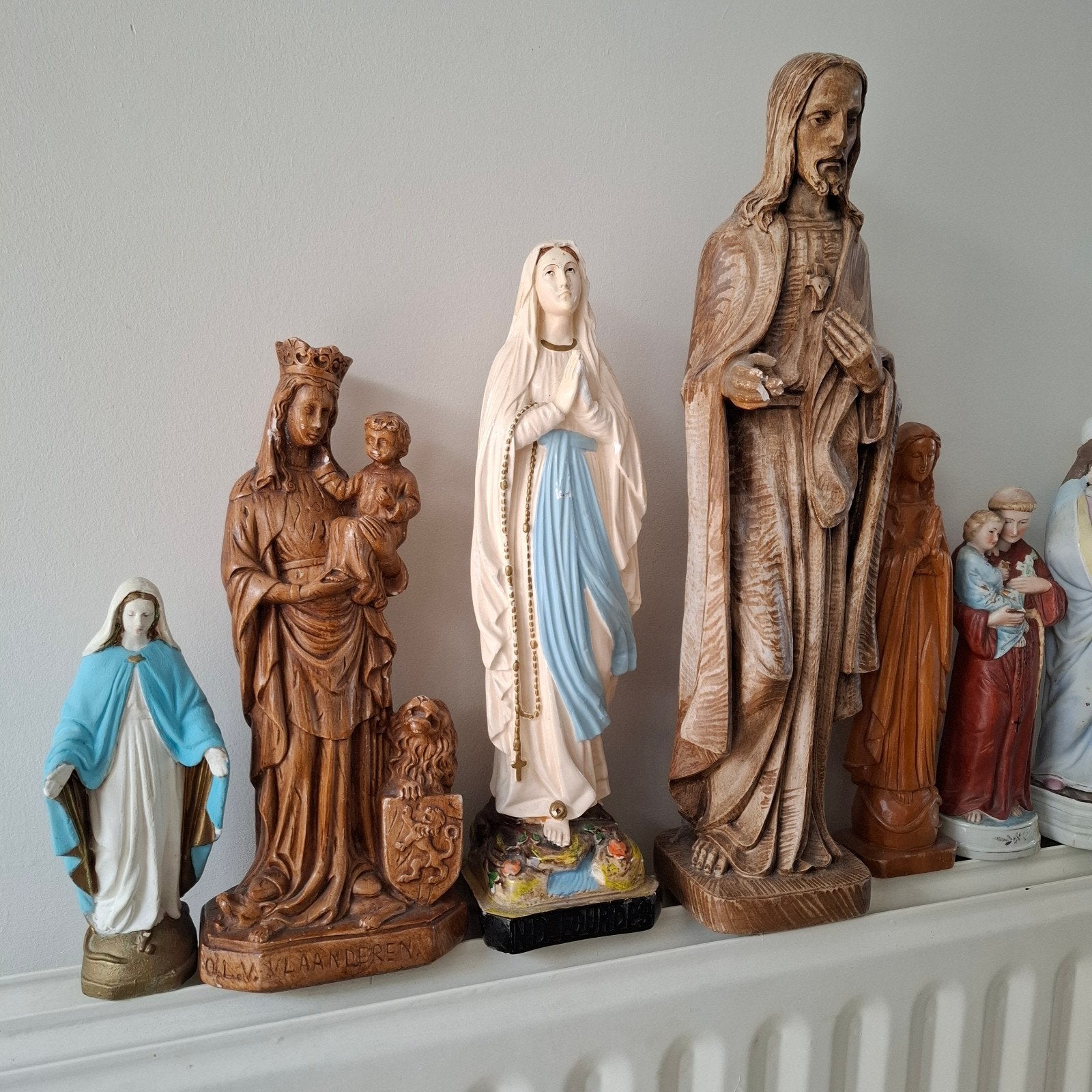 Diverse religieuze beelden en wijwaterbakjes, Antiek en Kunst, Antiek | Religie, Ophalen of Verzenden