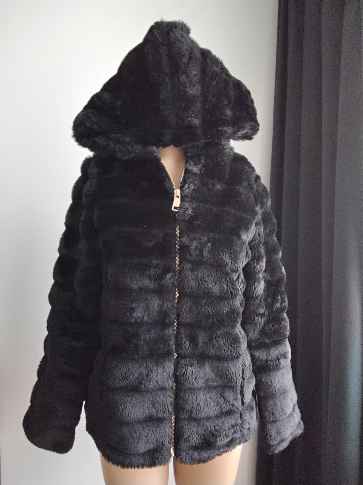 Zwarte faux fur jas met capuchon, Maat 38/40 (M), Zwart, Ophalen of Verzenden, Onbekend