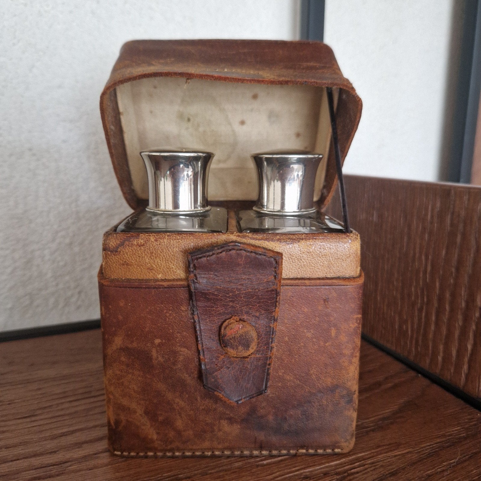 Antieke leren reisetui met twee glazen flacons, Antiek en Kunst, Ophalen of Verzenden