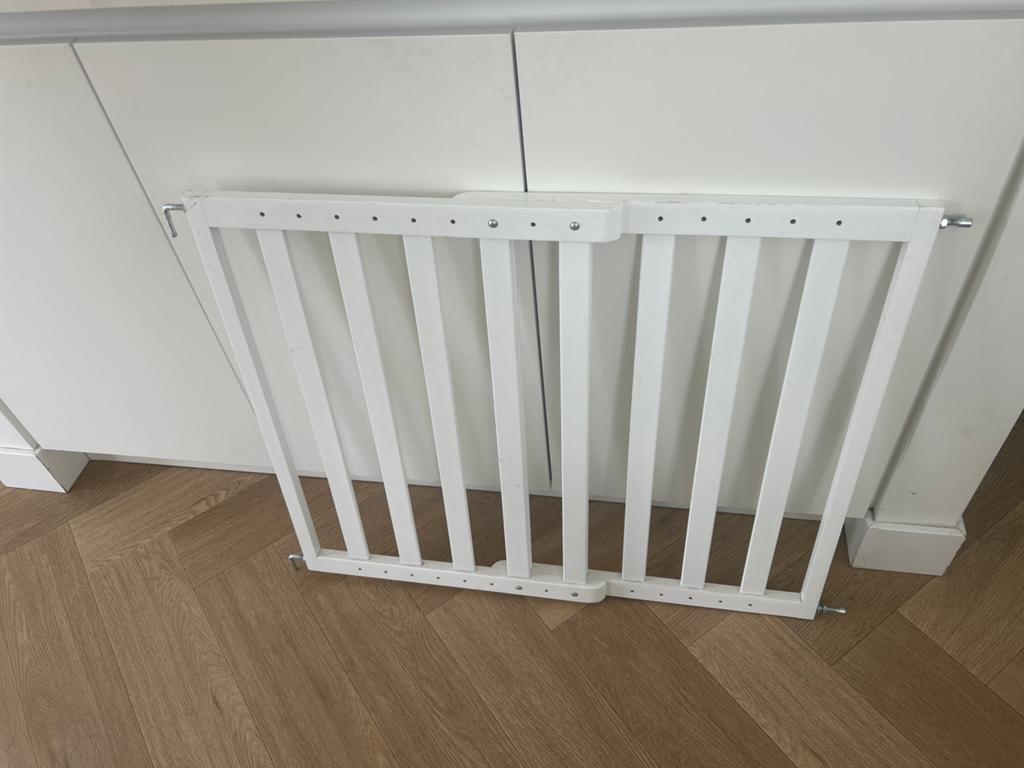 Wit houten kinderhekje - verstelbaar nohma, Kinderen en Baby's, Traphekjes, Ophalen, Gebruikt, Schroefhekje, Hout