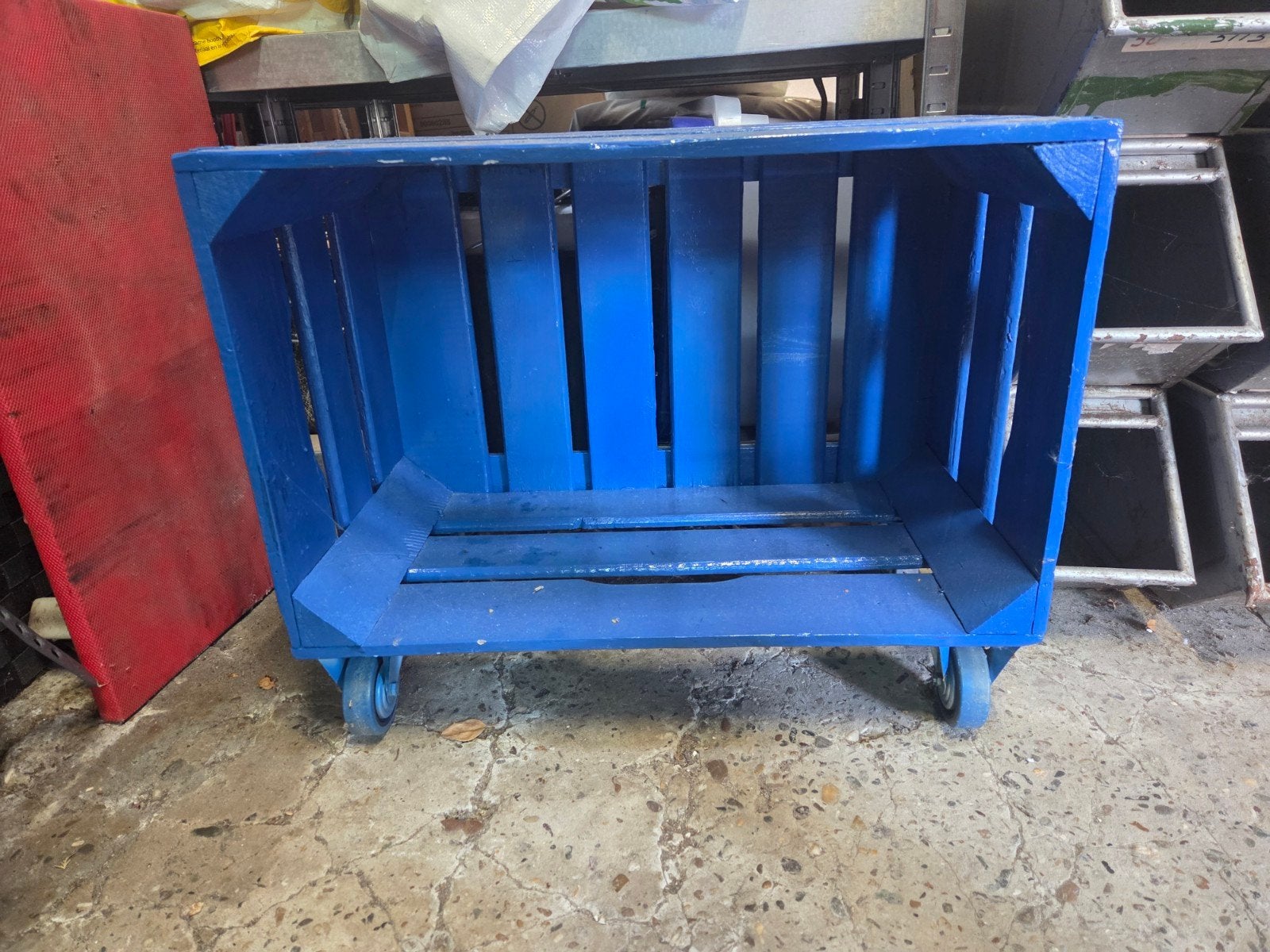 Blauwe houten krat op wielen. Boekenkast., Ophalen, Gebruikt, 40 tot 60 cm, 50 tot 75 cm