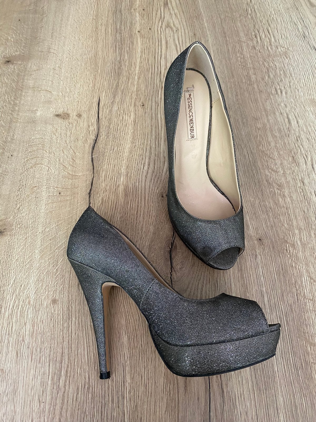 Menbur Glitter Pumps Peep Toe Zilver/Donkergrijs | Maat 39, Pumps, Ophalen of Verzenden, Zo goed als nieuw, Grijs