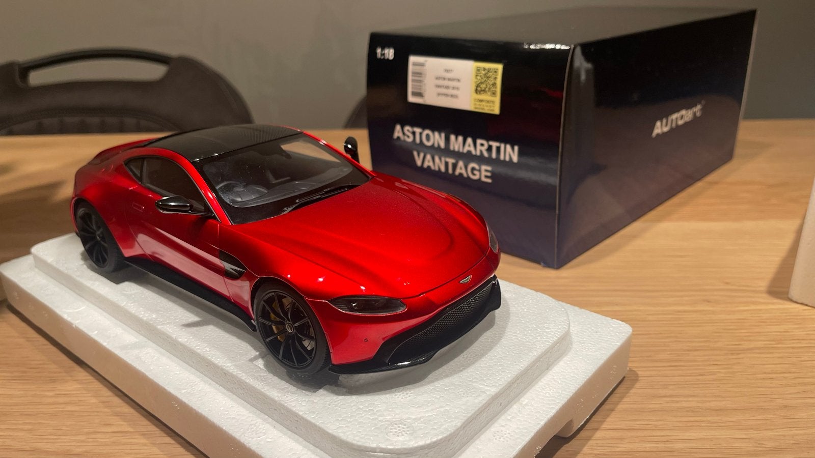 Aston Martin Vantage 1:18 AutoArt Rood Metallic Carbon, Ophalen of Verzenden, Nieuw, Auto, Autoart