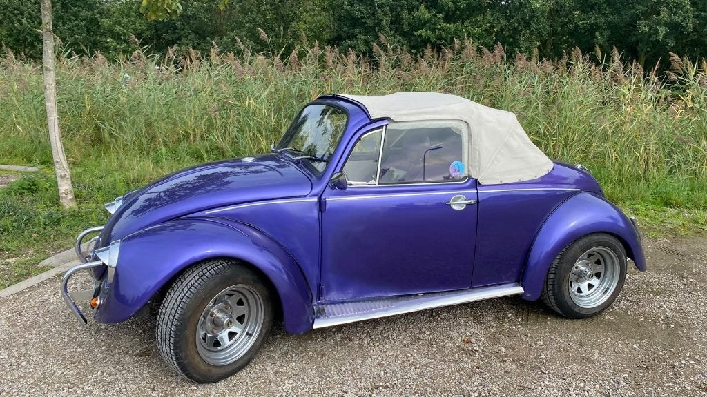 Paarse Volkswagen Kever oldtimer (1972), foto 11