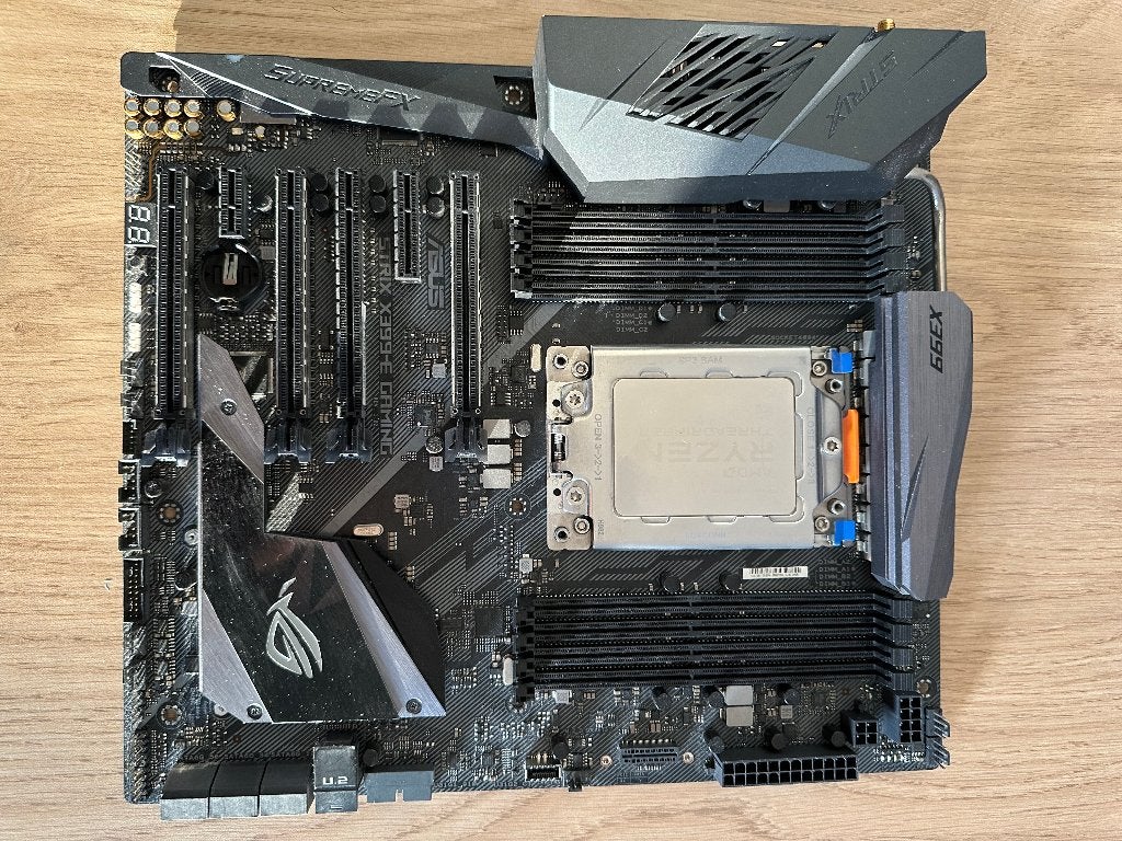 ASUS ROG STRIX X399-E GAMING + AMD Threadripper 1900X Bundle, Gebruikt, TR4, DDR4, Ophalen of Verzenden