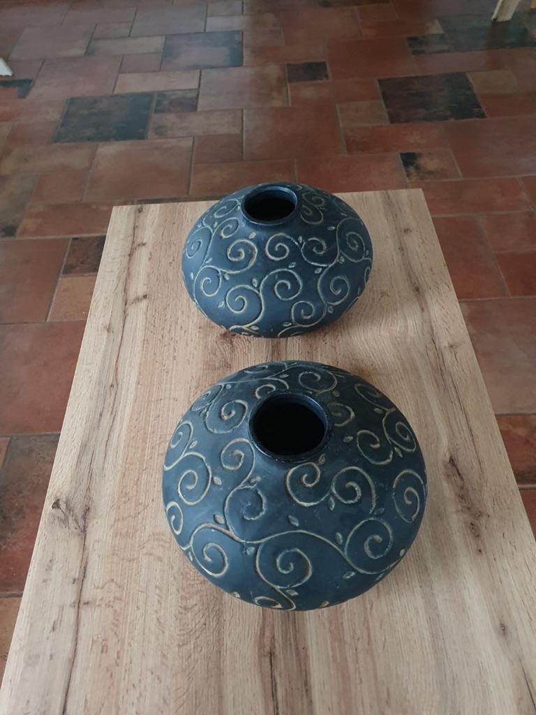 2 mooie bewerkte lage bloempotten, Ophalen, Gebruikt, Zwart, Aardewerk of Porselein