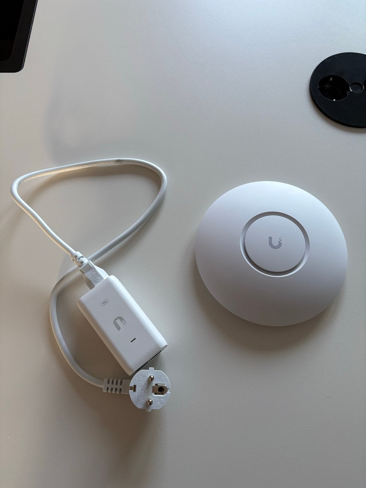 Ubiquiti UniFi 6+ Access Point met PoE-injector, Ophalen, Zo goed als nieuw, Router