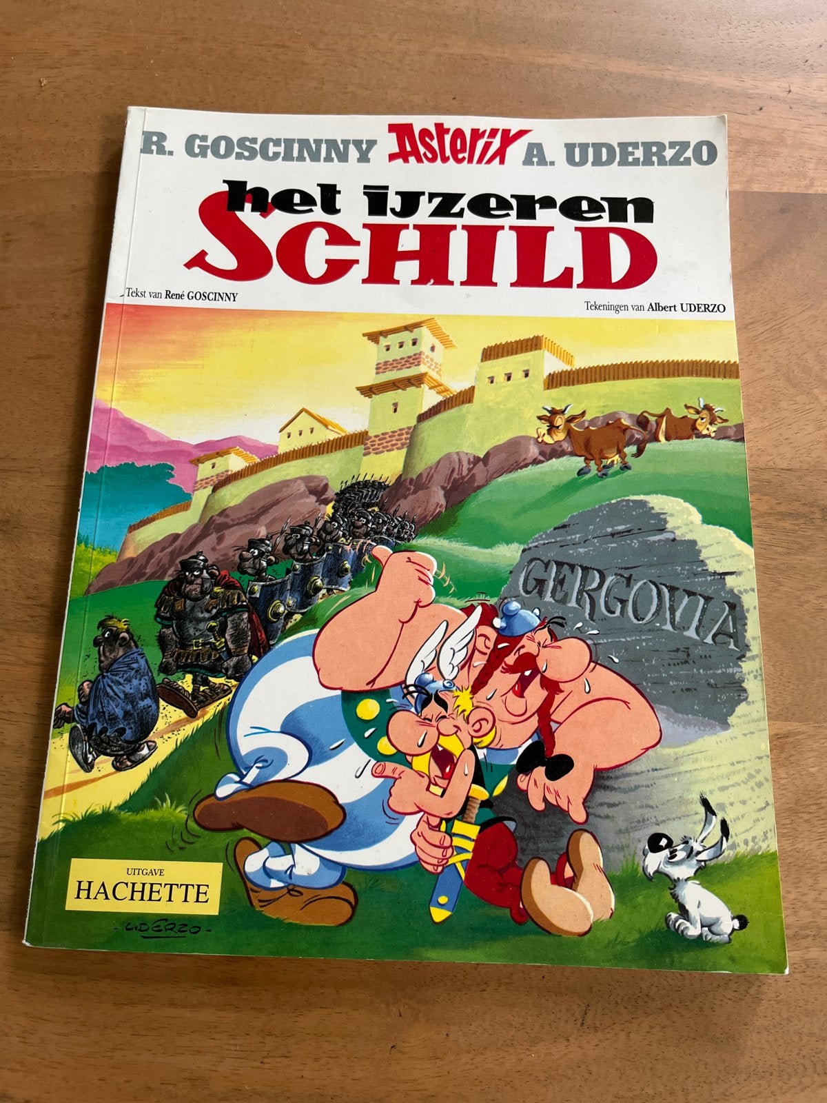 Asterix: Het IJzeren Schild - Klassiek stripboek, Eén stripboek, Ophalen of Verzenden, Zo goed als nieuw