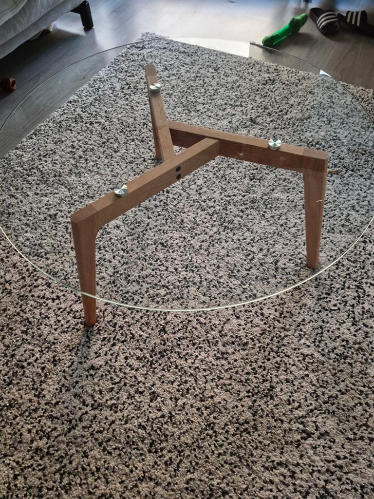 Glazen salontafel met houten onderstel, Huis en Inrichting, Tafels | Salontafels, Ophalen, Gebruikt, 50 tot 100 cm, Modern, Scandinavisch
