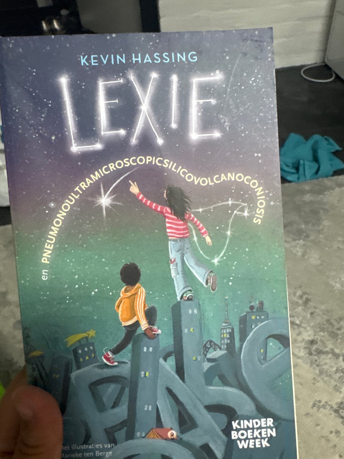 Lexie en Pneumonoultramicroscopicsilicovolcanoconiosis, Ophalen of Verzenden, Zo goed als nieuw, Fictie algemeen