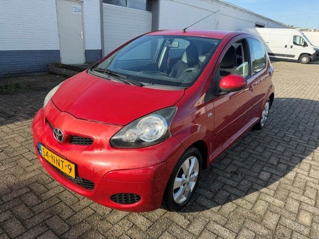 Toyota Aygo 1.0-12V Aspiration Red Airco Incl Nw APK, Auto's, Voorwielaandrijving, Euro 5, Gebruikt, 4 stoelen