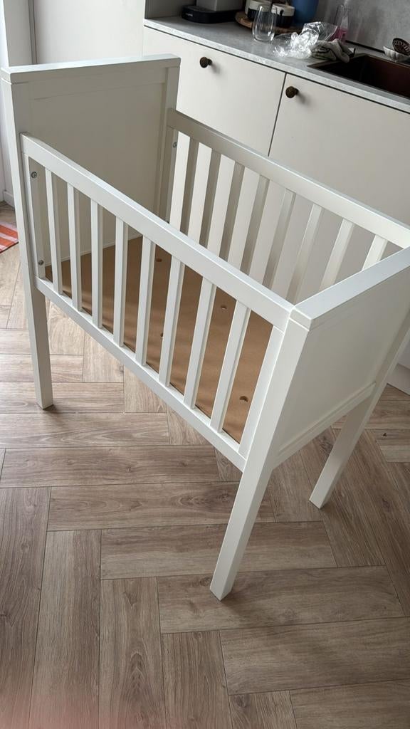 Babybedje/wieg/ledikant met nieuw matras, Ophalen, Nieuw, Wieg