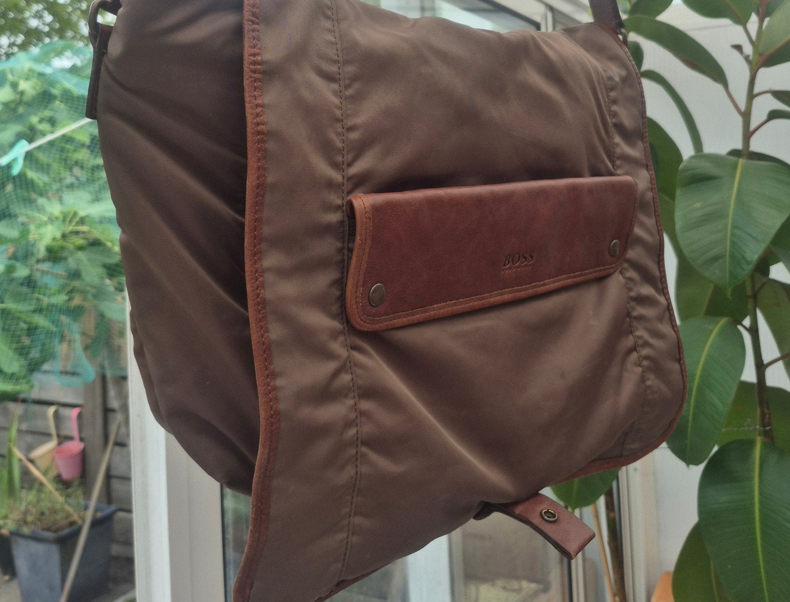 Stijlvolle Hugo Boss Schoudertas - Nette Staat, Sieraden, Tassen en Uiterlijk, Overige merken, Gebruikt, Bruin, Ophalen of Verzenden