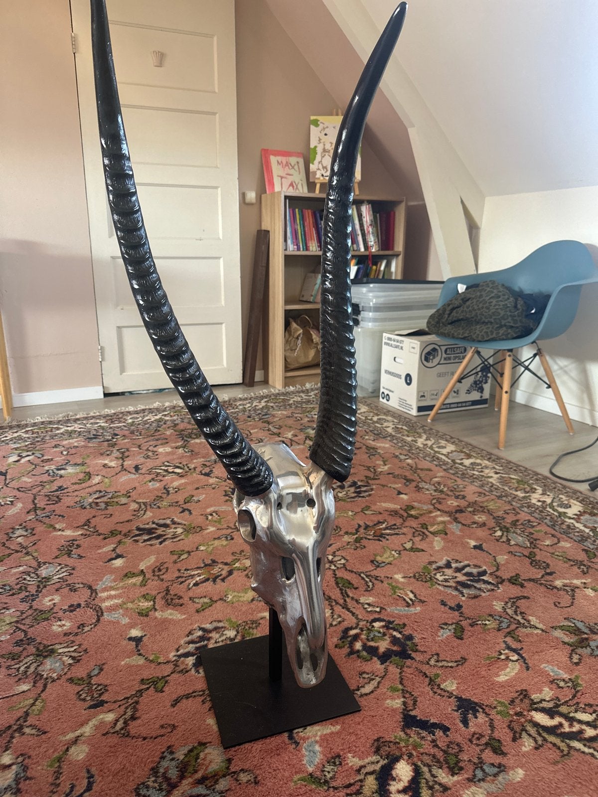 Decoratieve schedel met hoorns op standaard, Antiek en Kunst, Ophalen