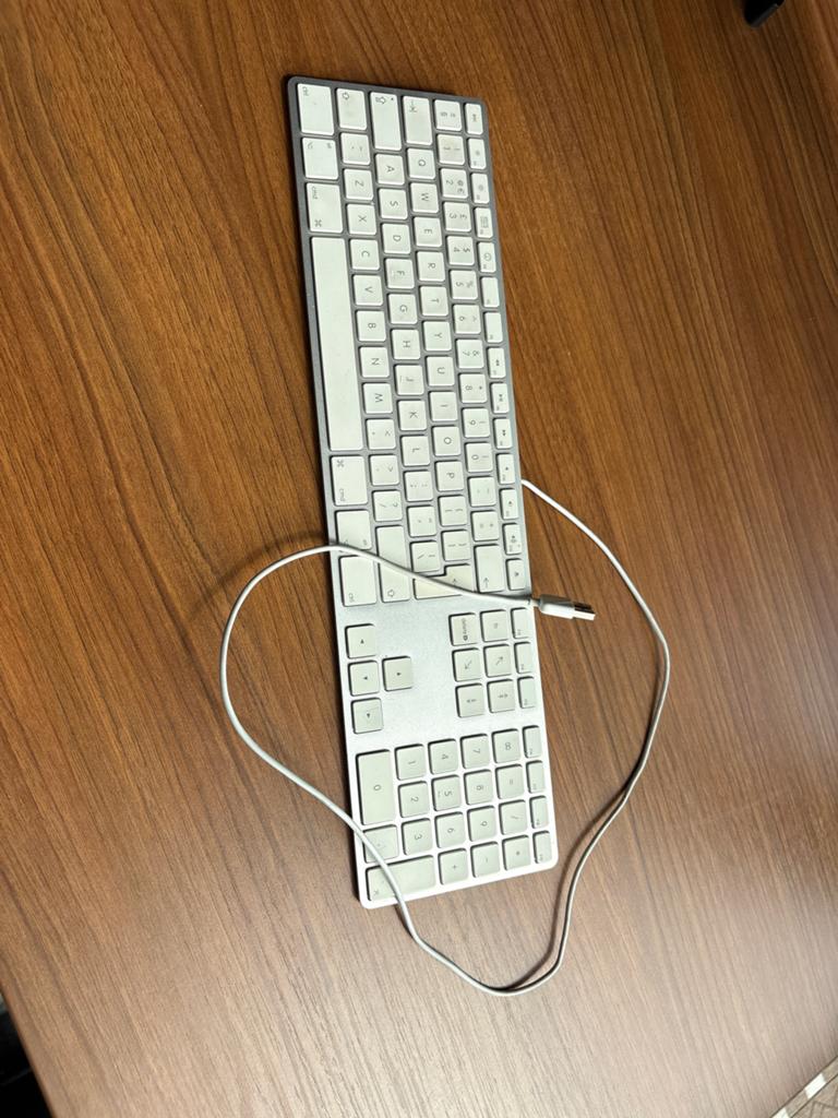 Apple toetsenbord met kabel - QWERTY, Computers en Software, Toetsenborden, Zo goed als nieuw, Qwerty, Bedraad, Ophalen