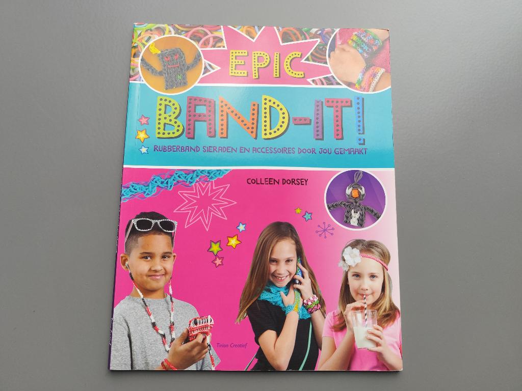 Band-it / loom inspiratie boek - ISBN9789043917216, Boeken, Hobby en Vrije tijd, Ophalen of Verzenden, Nieuw, Sieraden maken, Colleen Dorsey