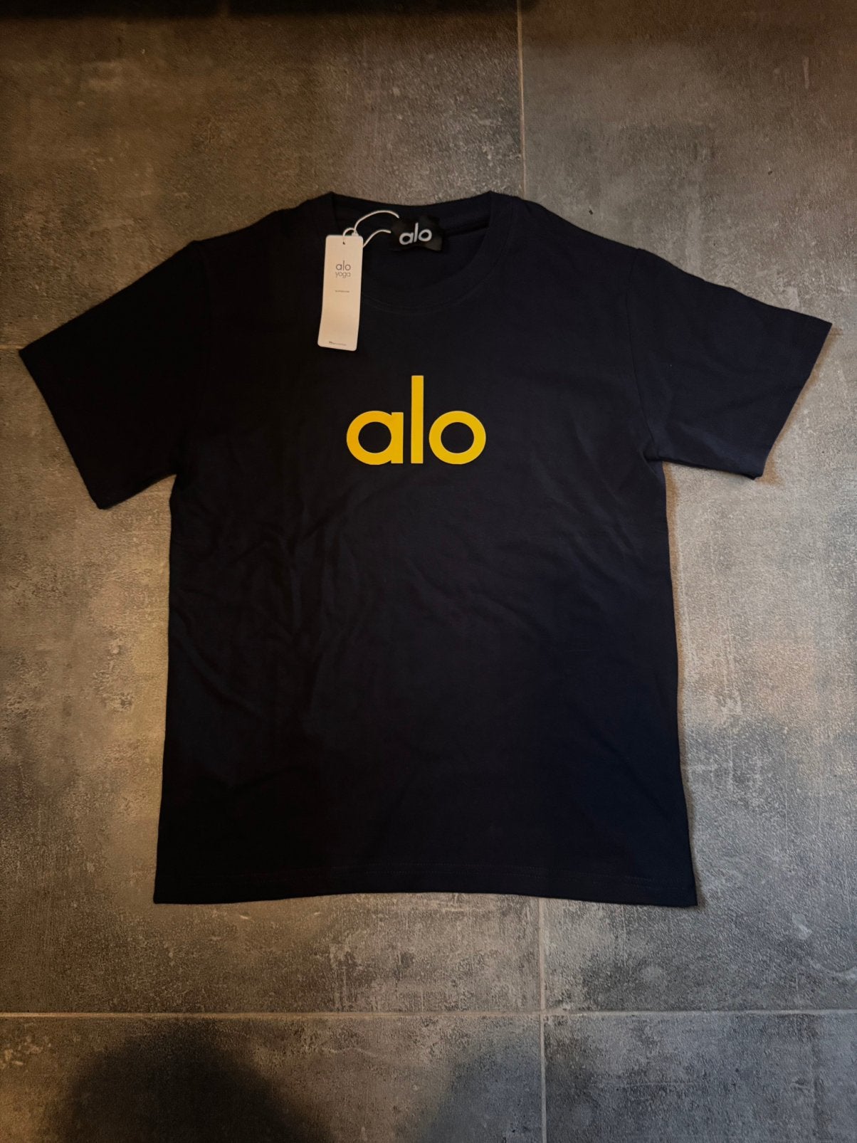 Alo Yoga T-shirt Zwart Geel Logo Nieuw met Tags, Ophalen of Verzenden, Nieuw, Maat 46 (S) of kleiner, Zwart