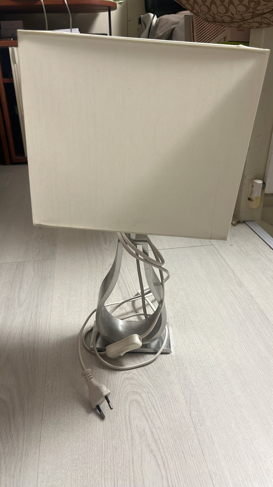 Moderne IKEA tafellamp met witte kap en metalen voet, Met schakelaar, Wit, Zo goed als nieuw, IKEA