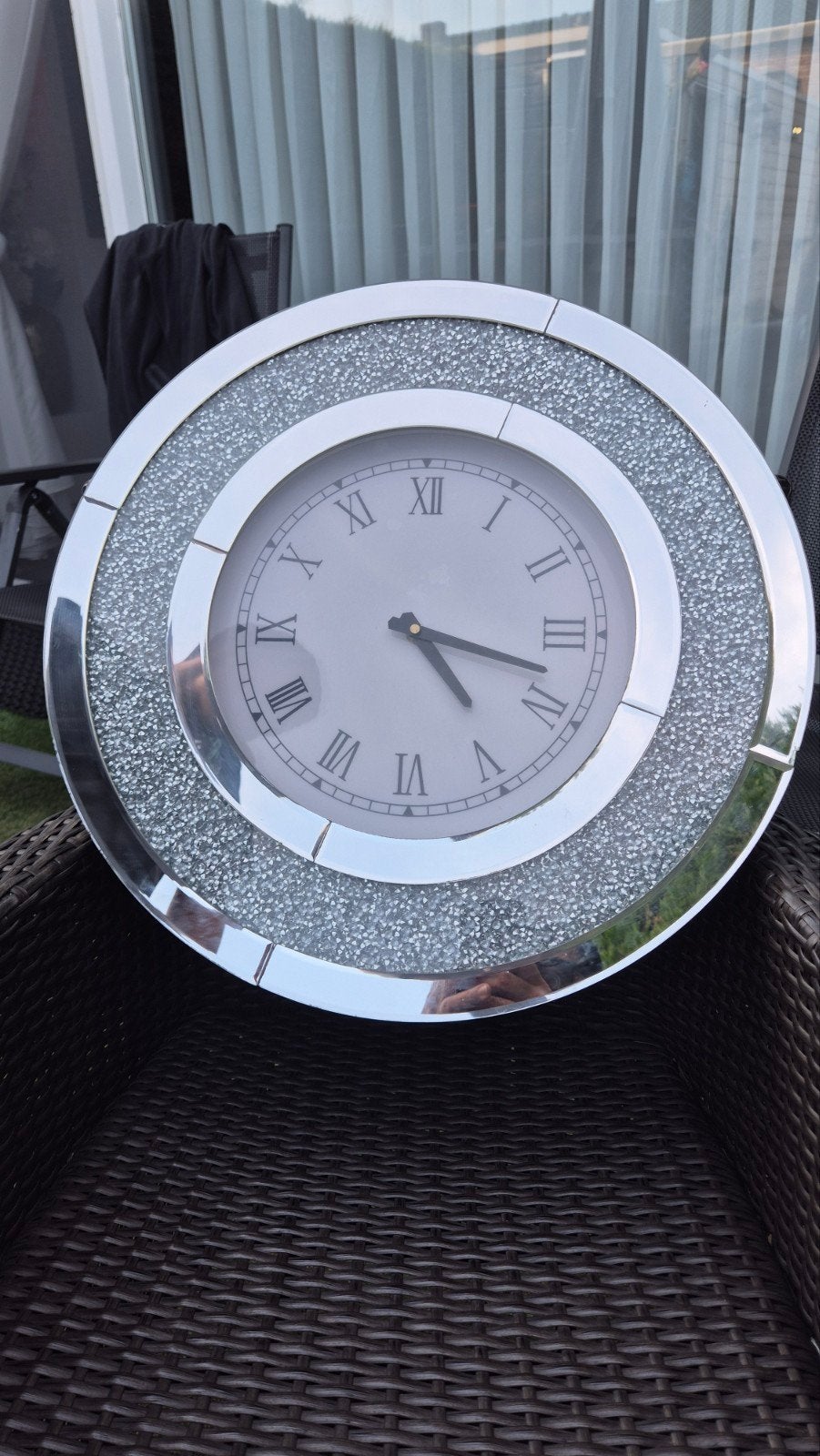 Moderne spiegel wandklok met glitterrand, Wandklok, Analoog, Ophalen of Verzenden, Zo goed als nieuw
