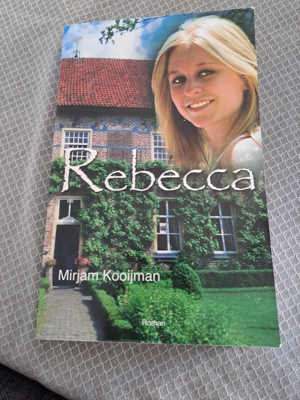 Rebecca - Mirjam Kooijman (Roman), Ophalen of Verzenden, Zo goed als nieuw, Mirjam Kooijman, Nederland