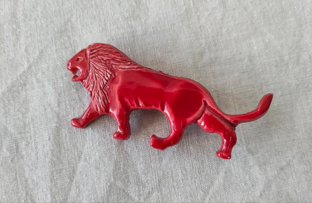 Vintage jaren '70 rode kunststof leeuw broche., Ophalen of Verzenden, Zo goed als nieuw, Rood